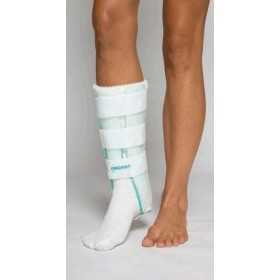 Fractura con yeso en la rodilla (aparato ortopédico para la pierna)