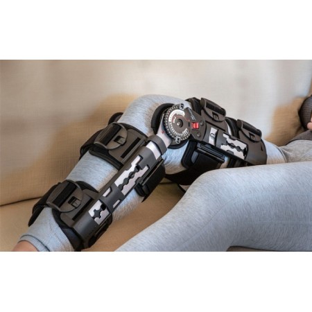 X-rom universal telescopic post-operative knee brace