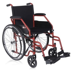 Commencez à plier un fauteuil roulant automoteur avec des pneus pleins